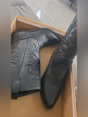 Black Western Cowboy Boots - Pointed Toe